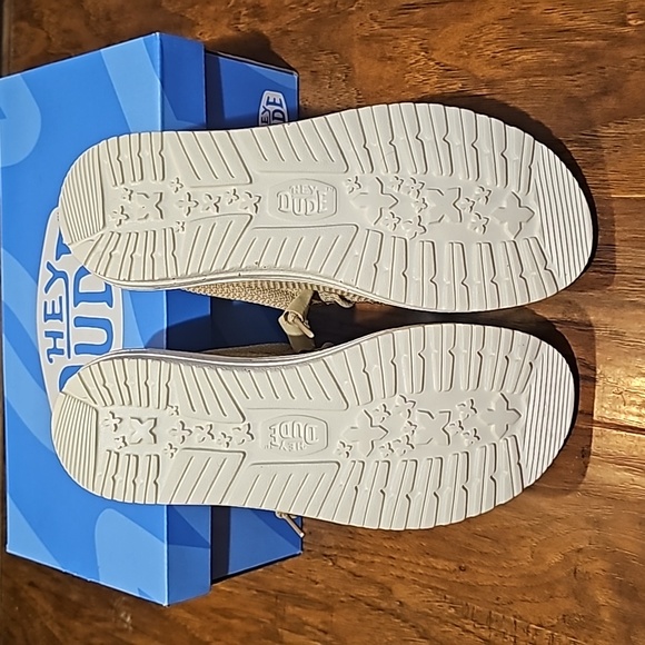 NWT Tan Hey Dudes- Sz M8 - Picture 2 of 4